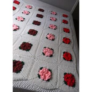 White crochet blanket / afghan, white with 3D red roses
